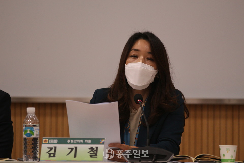 근시안적인 관점이 아닌, 도와 홍성군과 예산군이 모두 연합한 '내포신도시'의 공공시설 통합관리기구 설치의 필요성을 언급하는 홍성군의회 김기철 의원.