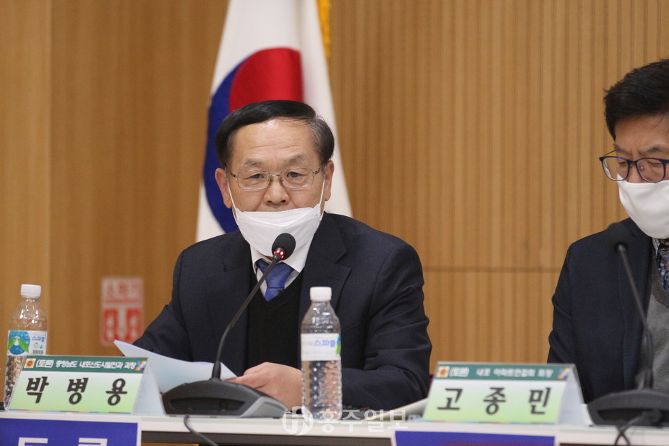 랜드마크와 테마파크 등을 건설할 계획을 공개하는 박병용 충청남도내포신도시발전과장.