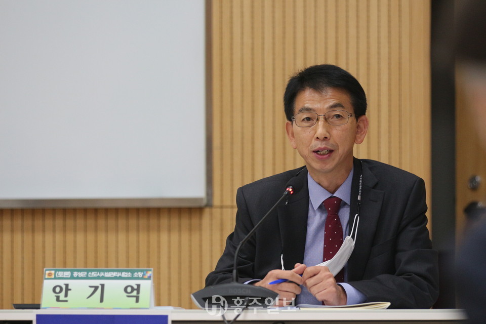 중복투자의 단점을 해소할 공동기구 설치를 제안하는 안기억 신도시시설관리사업소장.