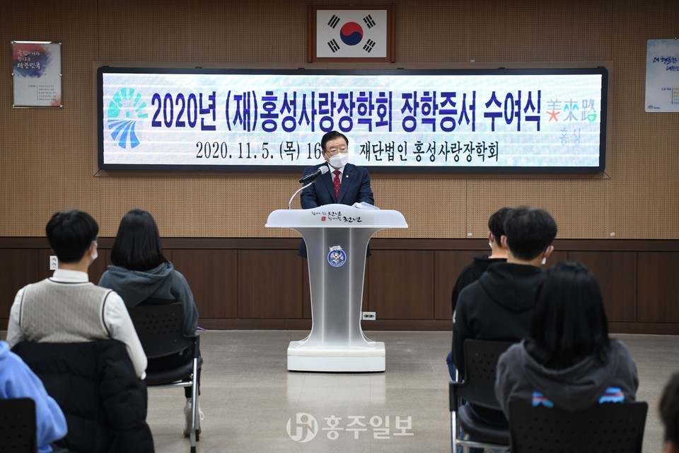 학생들에게 훌륭한 인재로 자라주길 기대한다고 말하는 김석환 이사장.