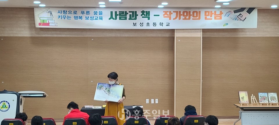 보성초 학생들에게 강연을 진행하고 있는 조혜란 그림책 작가.