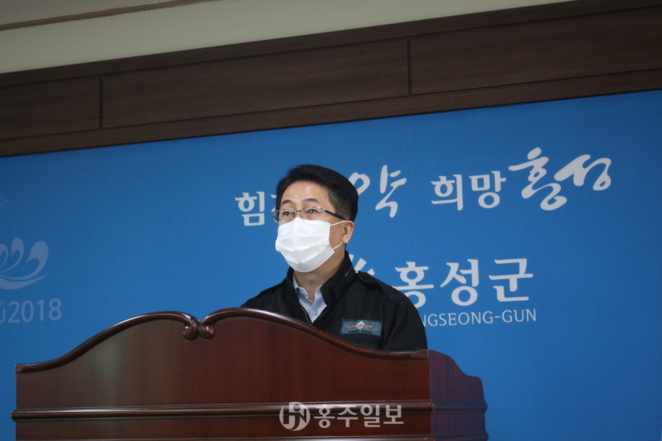 역점사업인 산림공원·역재방죽공원의 조성사업 추진현황에 대해 설명하고 있는 김윤태 산림녹지과장.