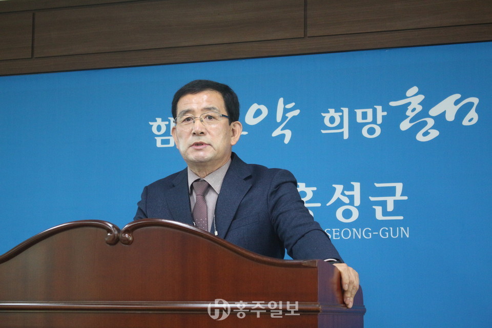 결성면 내남마을 가축분뇨 공공처리시설 설치 사업의 진행상황과 반대 여론에 대해 답변을 내놓고 있는 이병임 환경과장.