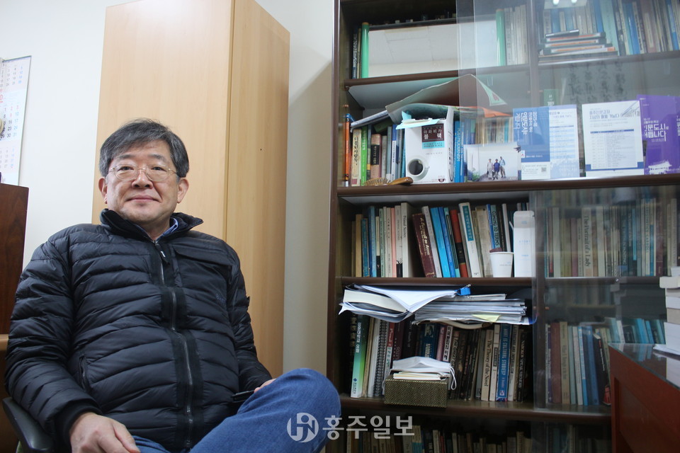 사무실 책꽂이 한 켠의 '인문주간' 리플렛을 보여주며 설명을 더하는 김상구 교수.