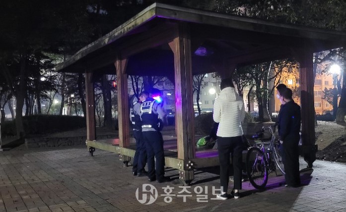 노숙인 현장대응반이 야간 순찰활동을 진행하고 있다.