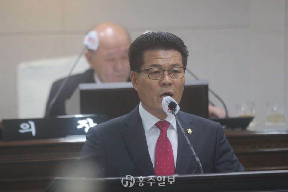 실질적인 정주여건 향상에 필요할 인프라와 시설이 구축돼야한다고 강조하는 김덕배 의원.