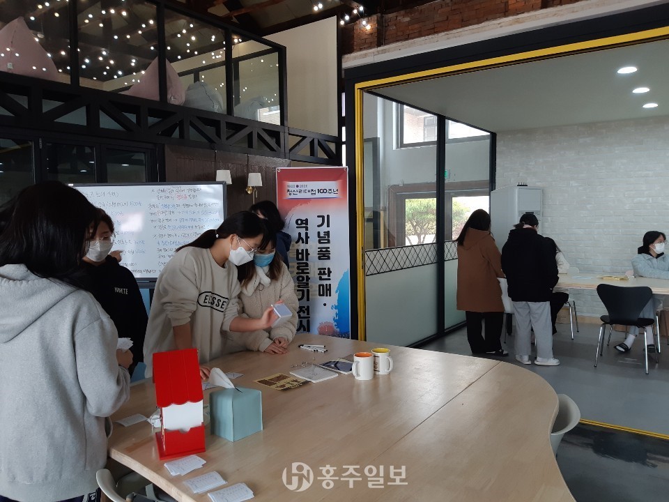 홍성여자고등학교 학생회 임원들이 청산리 대첩 100주년 기념품들을 판매하고 있다.