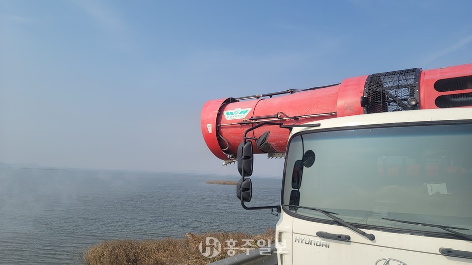 조류인플루엔자 방역소독을 실시하고 있다.