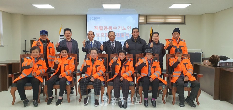 대한노인회 홍성군지회로부터 방한복 전달식이 진행됐다.