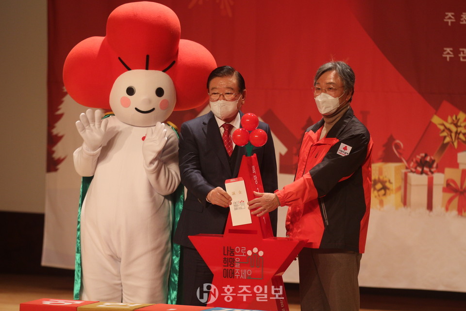 김석환 군수와 충남공동모금회 성우종 회장이 모금함에 성금을 전달하고 있다.