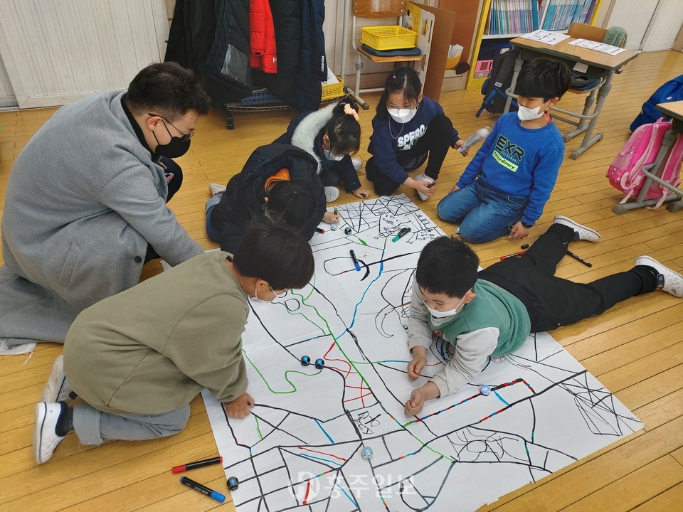 오조봇 활동과정 중, '우리 동네 지도'를 직접 그리고 있는 배양초등학교 1학년 학생들.
