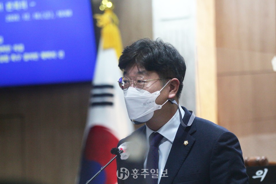 협력과 현실 자각을 통한 내포신도시의 발전 방안을 모색해야 한다고 지적하는 노운규 의원.