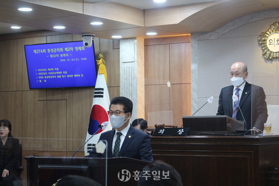 지난 18일 홍성군의회 제274회 정례회를 통해 심사를 마친 최종 예산안에 대해 설명하고 있는 예산결산특별위원회 김덕배 위원장.