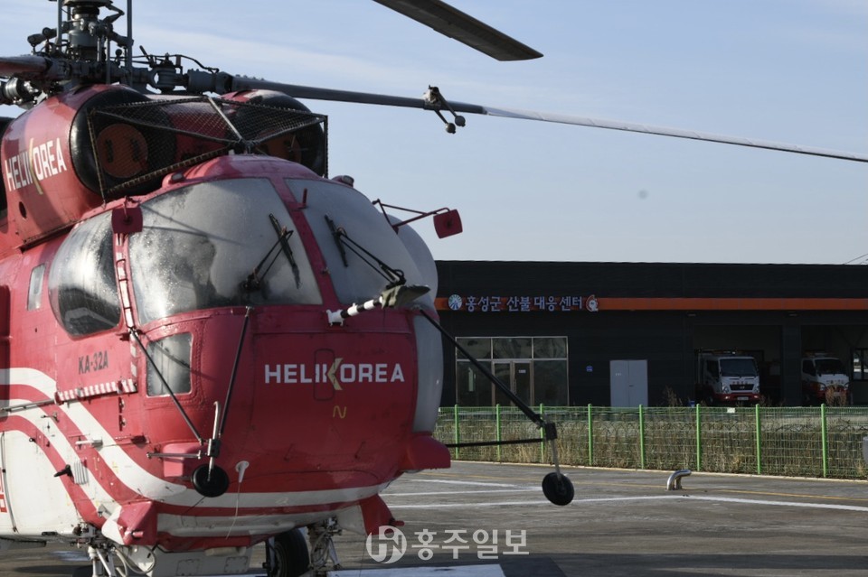 준공된 산불대응센터와 산불임차헬기.