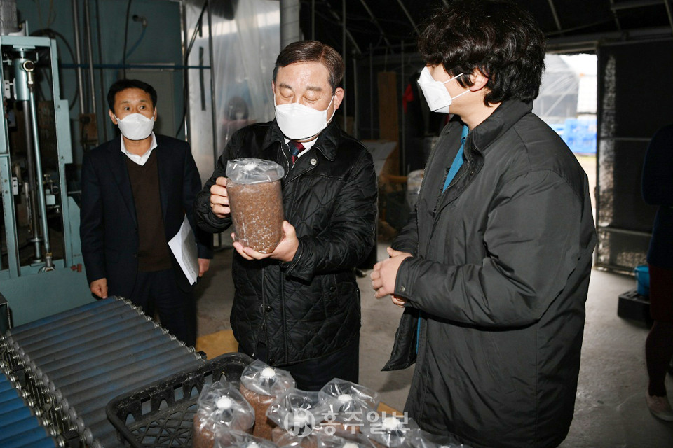 황 군수가 덕산 미남표고 농장을 방문해 격려하는 모습.
