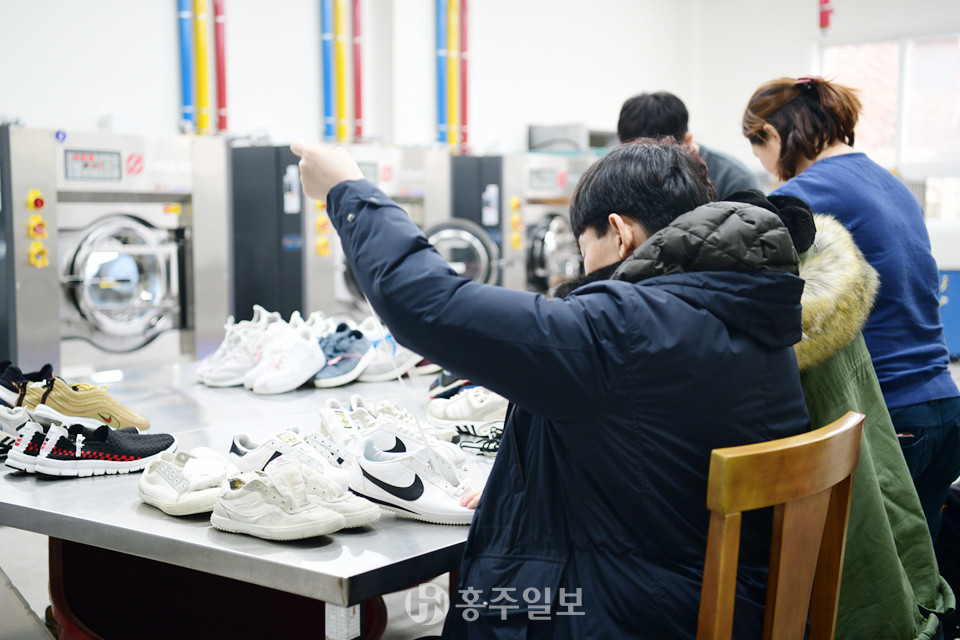 조양크린(장애인 보호작업장)에서 근무하는 장애인 모습.