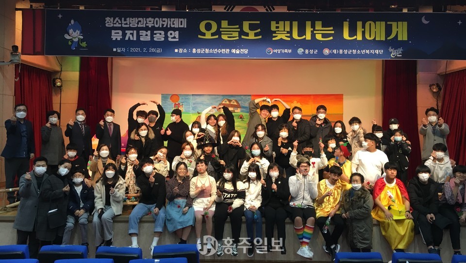 공연이 끝난 후, 참가자들과 관객들이 함께 기념사진을 촬영한 모습.