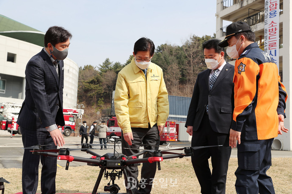 고층 화재 진압용 소방드론 시스템 시연회가 열리기 전, 양승조 충남도지사가 소방드론을 살펴보고 있다.