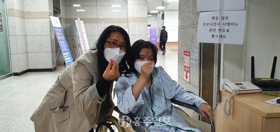 왼쪽부터 강난예 한사랑지역아동센터장, 김연진 학생.