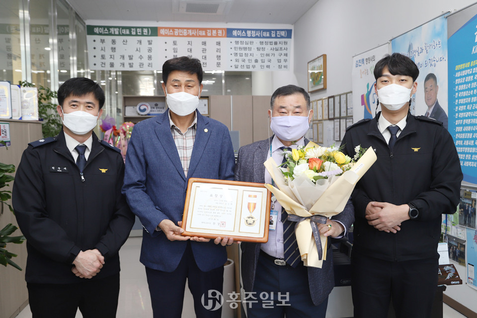 왼쪽 두 번째 김본권 대표, 세 번째 김진택 대표.