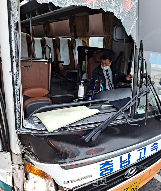 교통사고 현장에서 김진택 대표가 맨손으로 깨트린 보조석 앞 유리 모습.<br>