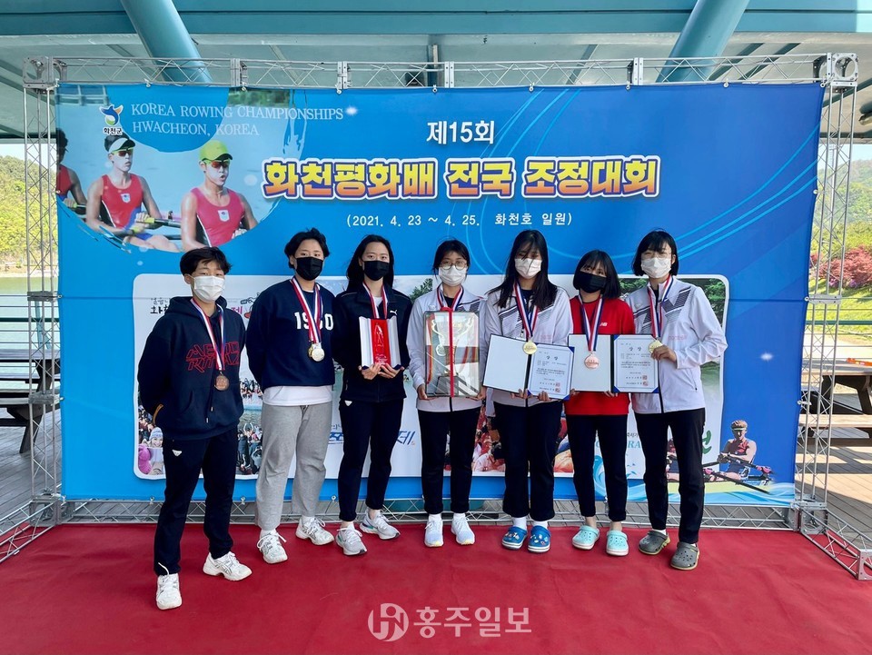 지난 23일 열린 전국조정대회에서 종합우승한 예산여고 조정부 선수들.