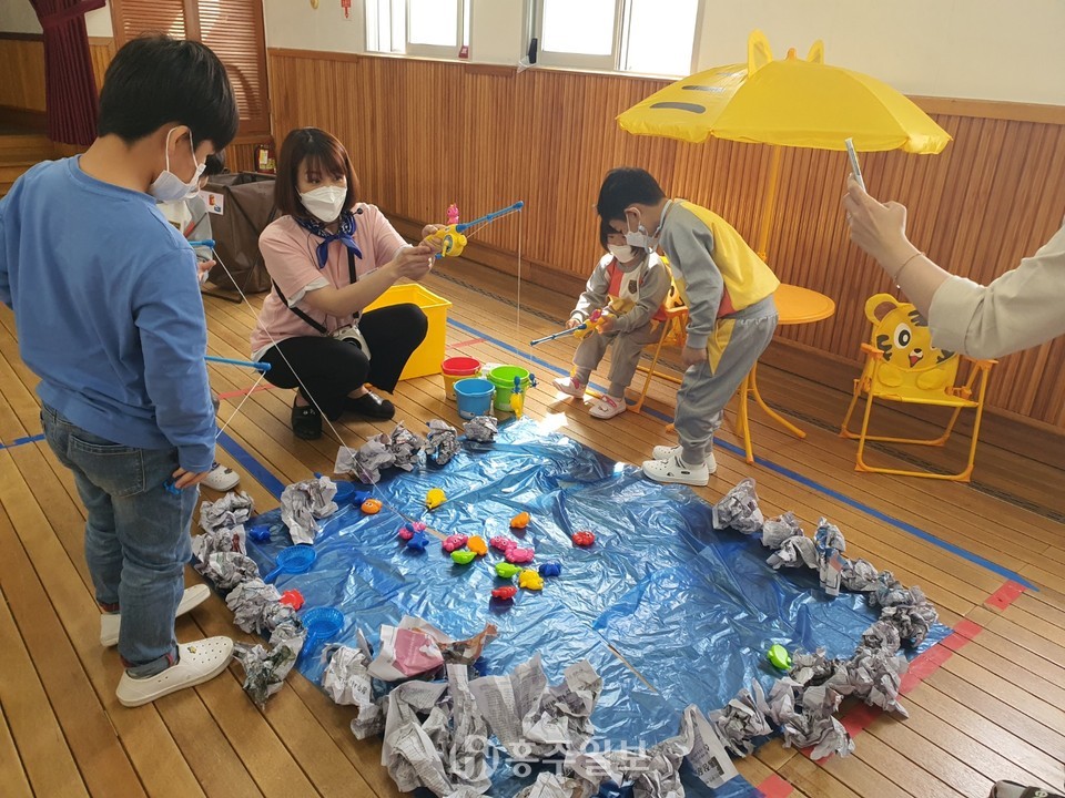 교사와 함께 낚시 놀이를 하고 있는 유아들.