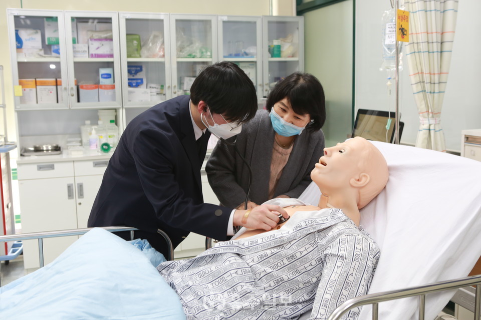 청운대에서 고등학생들을 대상으로  진행했던 간호실습체험.