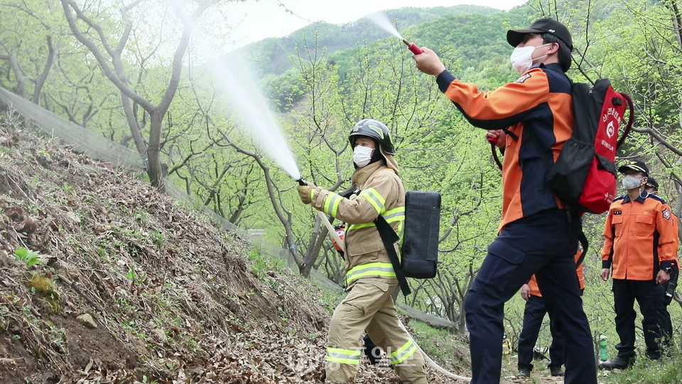 소방차에서 200미터 떨어진 곳에서 방수하는 모습.
