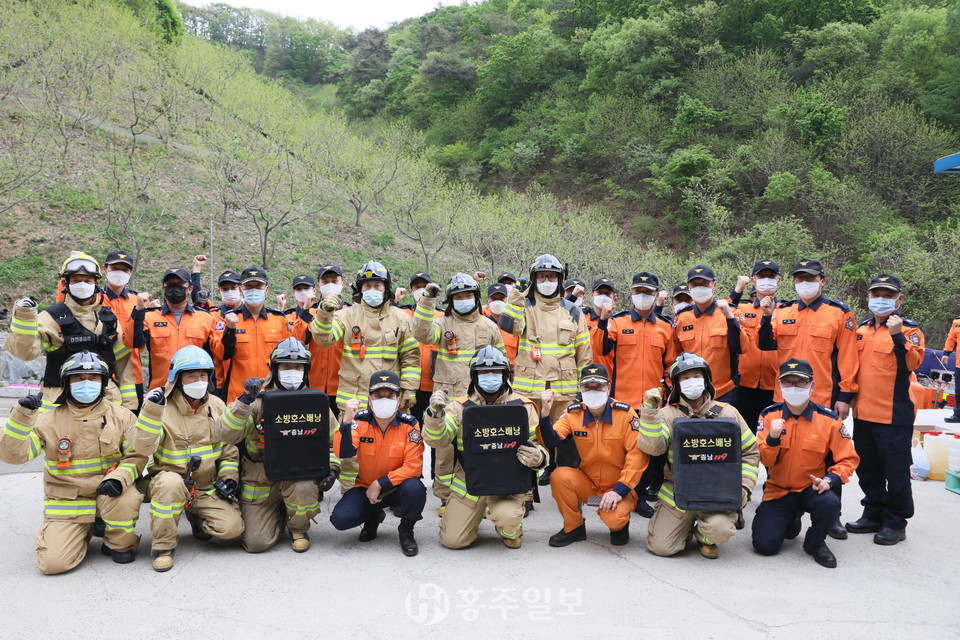 인증실험을 성공적으로 마친 대원들이 단체사진을 찍고 있다.