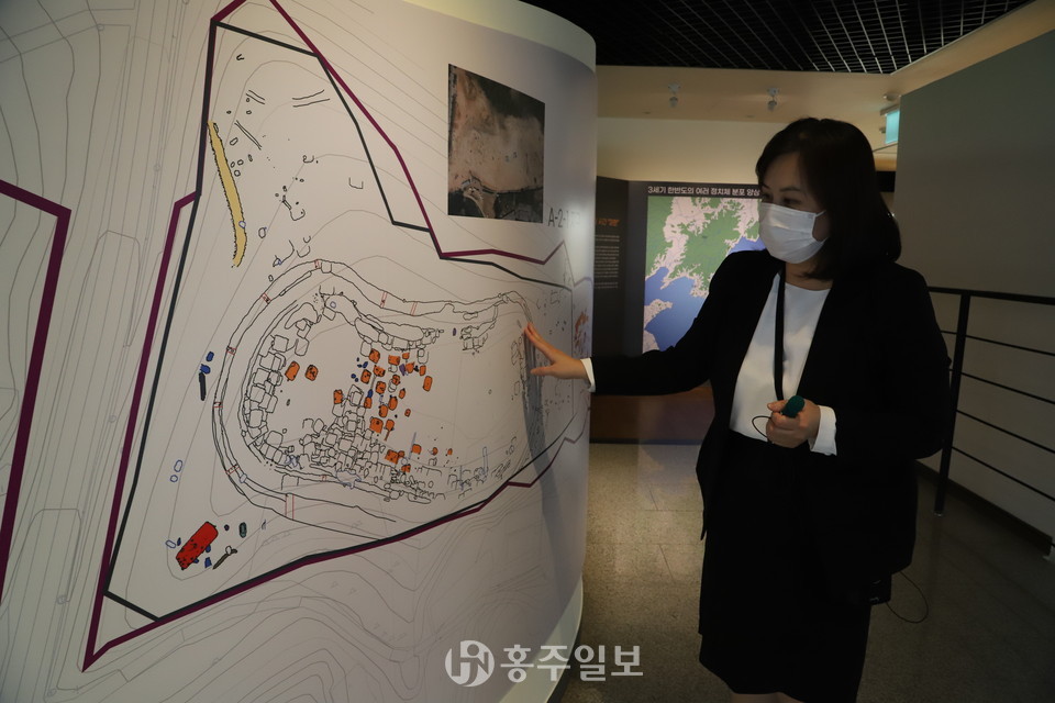 석택리 유적내 거의 완벽한 형태 환호의 중요도를 설명하는 박 학예사.