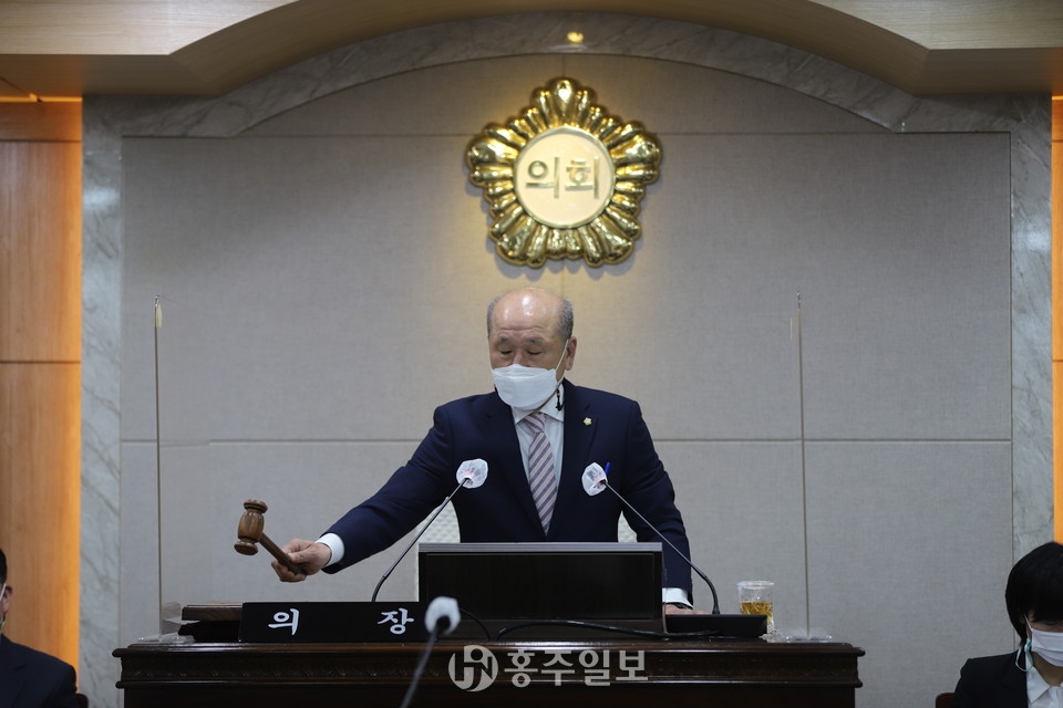 윤용관 홍성군의회 의장이 제277회 임시회를 개회하고 있다.
