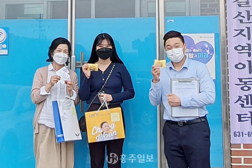 손수 팔찌를 만들어 기부한 ‘너나나나’ 팀장 진성희 학생.