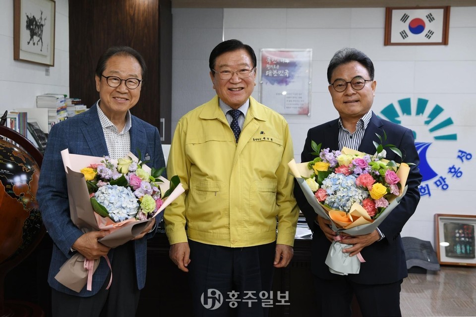 김석환 홍성군수가 방송인 이상벽(사진 왼쪽) 씨와 배우 임선택(사진 오른쪽) 씨를 홍보대사로 위촉한 후 기념사진을 찍고 있다.