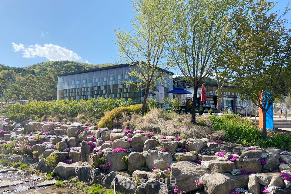 문학관 옆에 위치한 근대문학체험관과 북카페.