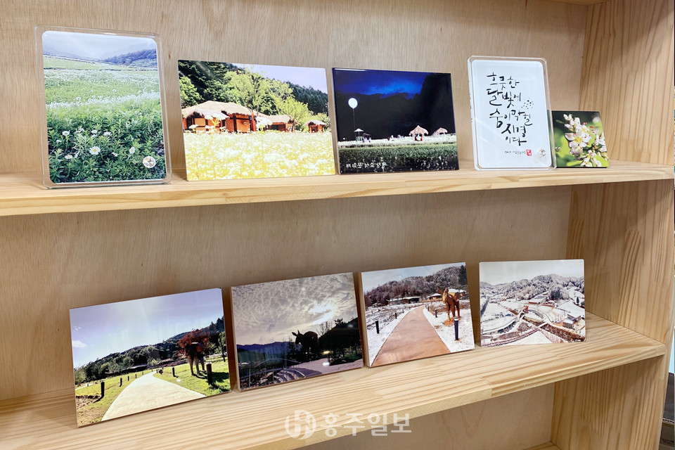 문학관의 계절별 풍경을 담은 사진과 배지를 기념품으로 판매하고 있다.