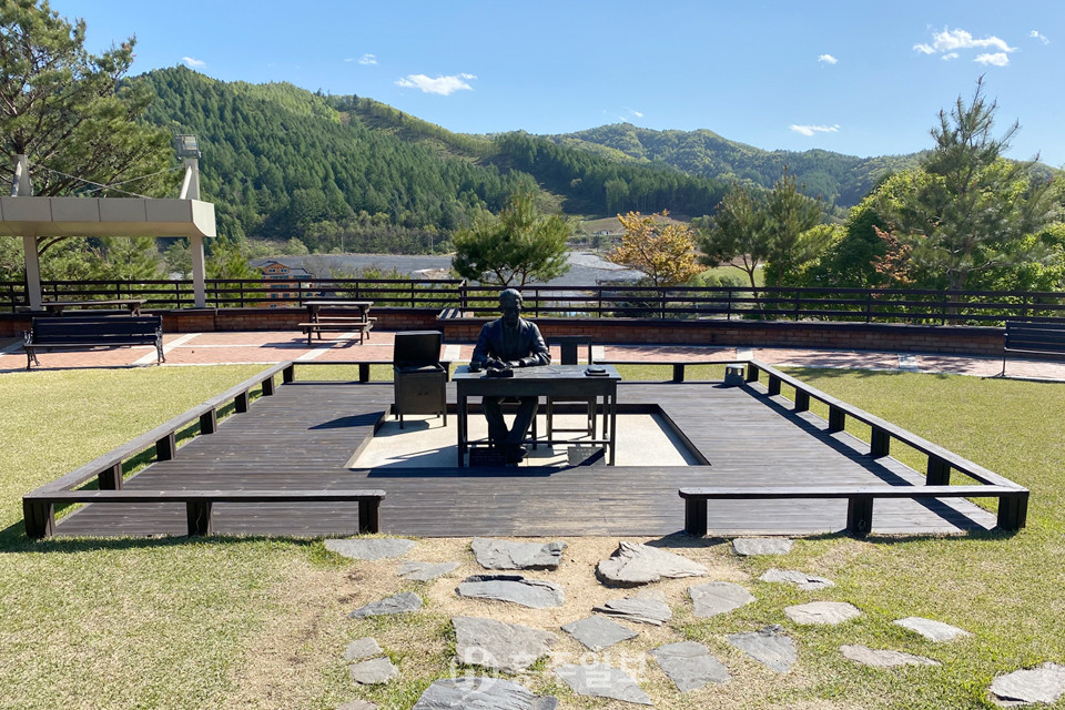 문학관 앞 잔디광장에 설치된 이효석 작가의 좌상.