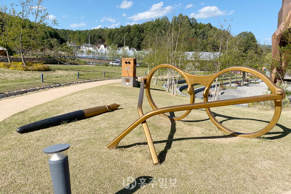 이효석 작가를 상징하는 대표적인 물건인 안경과 펜.