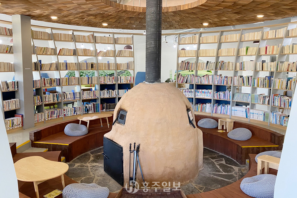 문학관을 돌면서 5개의 도장을 찍어오면 무료로 차 한잔과 기념 배지, 메밀꽃 핀을 제공해준다. 카페에서 차를 마시며 책도 마음껏 읽을 수 있다.