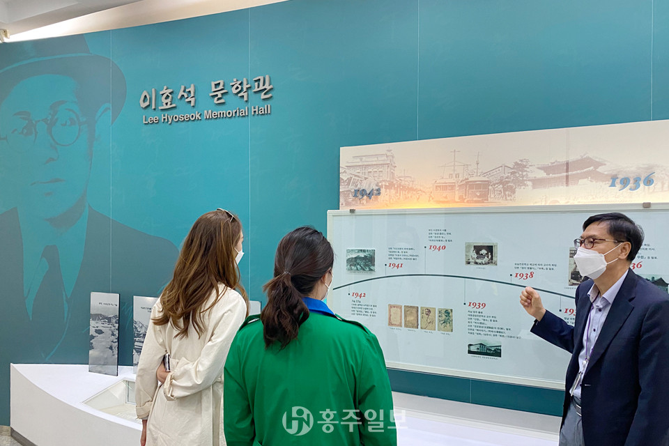 이효석문학관을 찾은 관람객에게 작가 이효석에 대한 설명 중인 황병무 문화해설사.