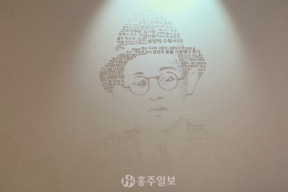 근대문학체험관에 전시된 이효석 작가를 표현한 영상 작품.