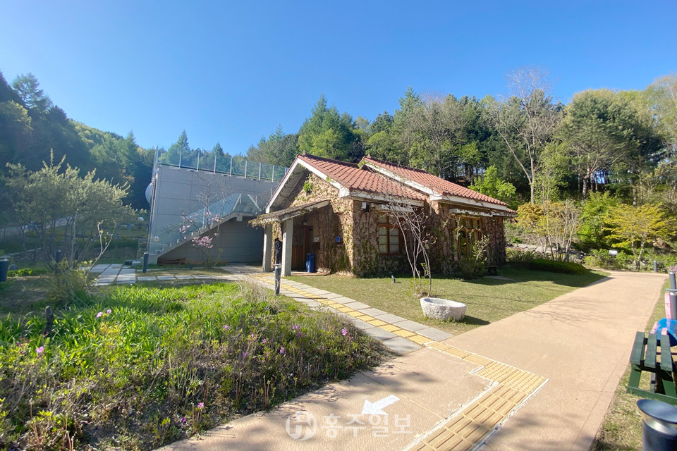 평양에 위치한 이효석 작가의 거처를 복원한 푸른집.