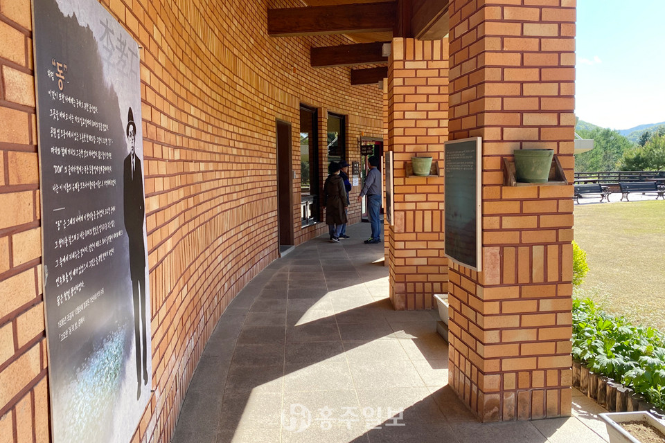 문학관 앞에 위치한 커피숍&기념품샵.