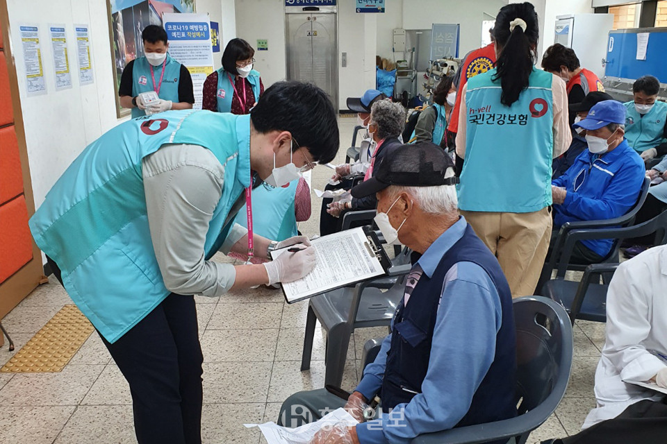 예진표 작성을 돕고 있는 봉사자의 모습.