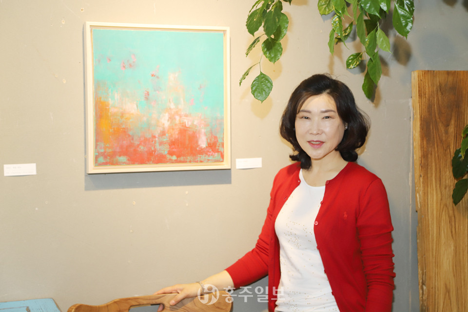 지인들로부터 가장 좋은 평가를 받고 있다는 작품 ‘속삭임’(규격: 40cm*40cm, Oil On Canvas)을 소개하는 최미옥 작가.