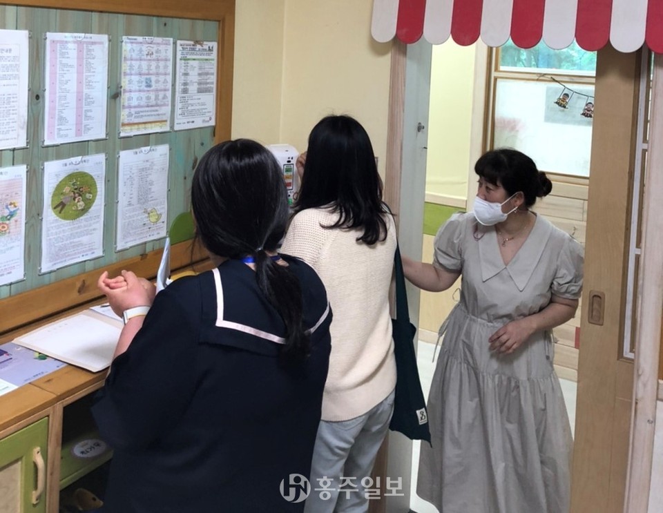 어린이집을 방문한 모니터링단원들이 손 소독을 실시하고 있다.