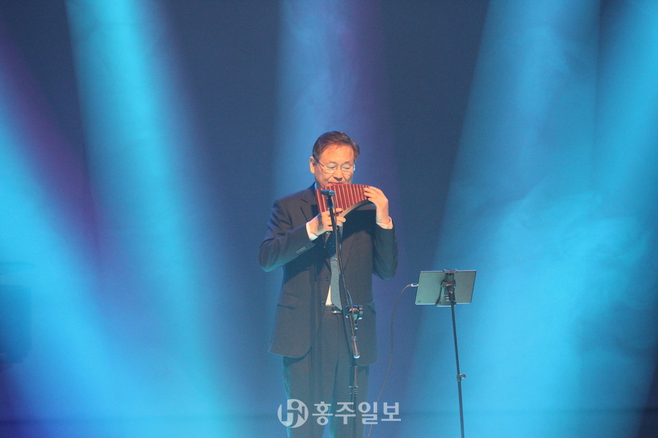 주)노블오카리나 이종원 대표이사는 지난 30일 폐막공연에서 녹턴을 연주했다.