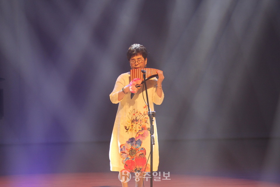 2015년 전국 오카리나 경연대회 대상 수장자인 윤미정 . 이날은 팬플룻을 연주했다.