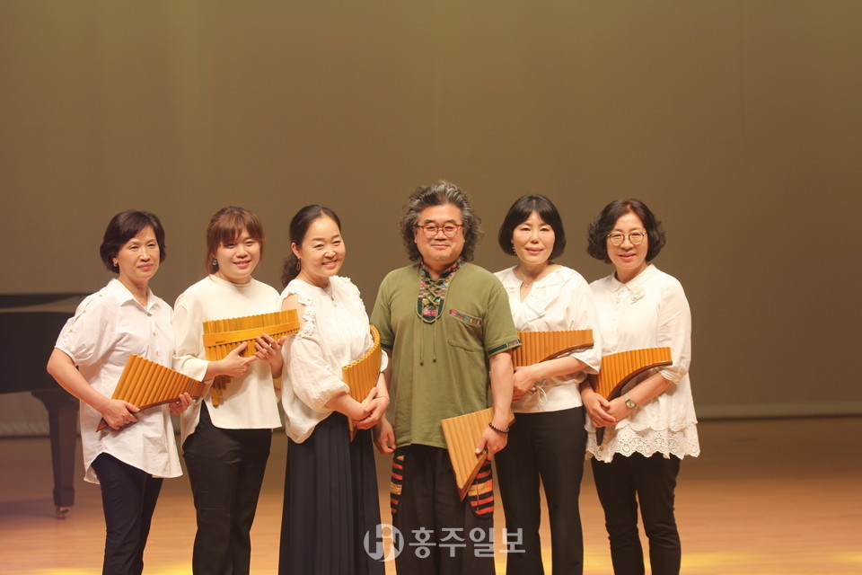 폐막공연 마지막 순서를 담당했던 손방원 연주자와 한국오카리나팬플룻 총연합 경주중부지부 연주자들의 모습.