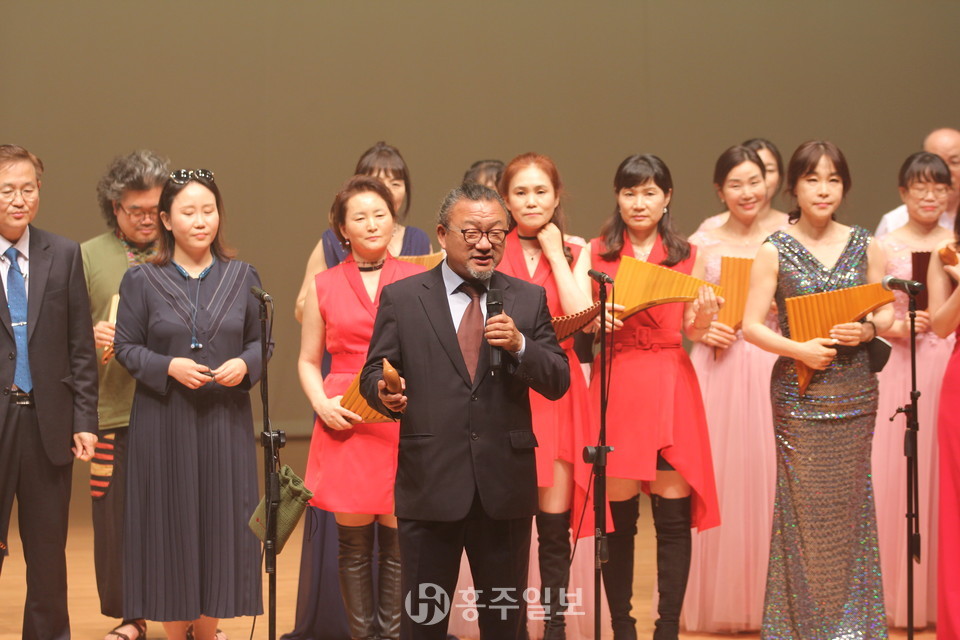 한국오카리나팬플룻 총연합 김욱 대표이사가 전 세계 시청자들에게 폐막 인사를 전하는 모습.